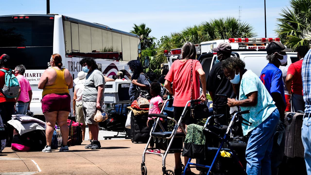 El martes 25 de agosto así se preparaban los resientes para salir de la isla