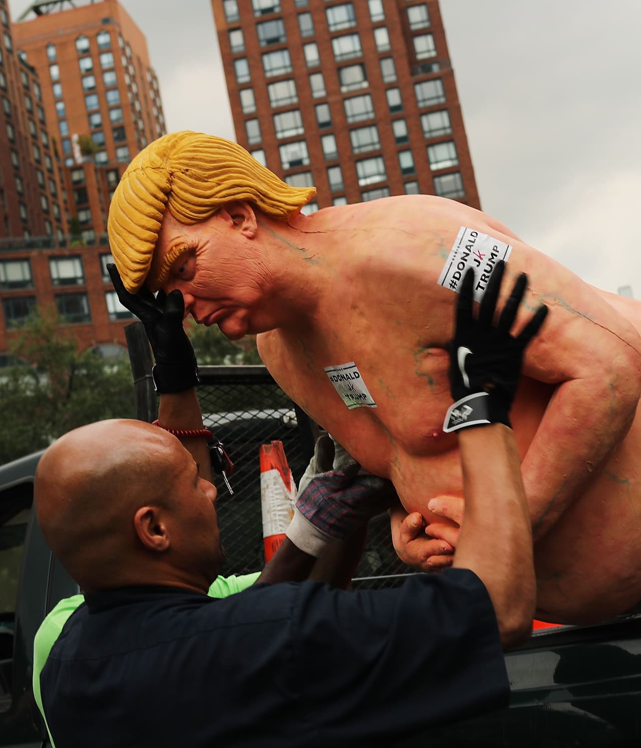 Los muñecos de Donald Trump desnudo convocaron a cientos de curiosos que se tomaron
<i>selfies</i> junto a la estatua en Union Square Park, en Nueva York esta mañana. Como las estatuas fueron puestas de modo ilegal fueron removidos por las autoridades.