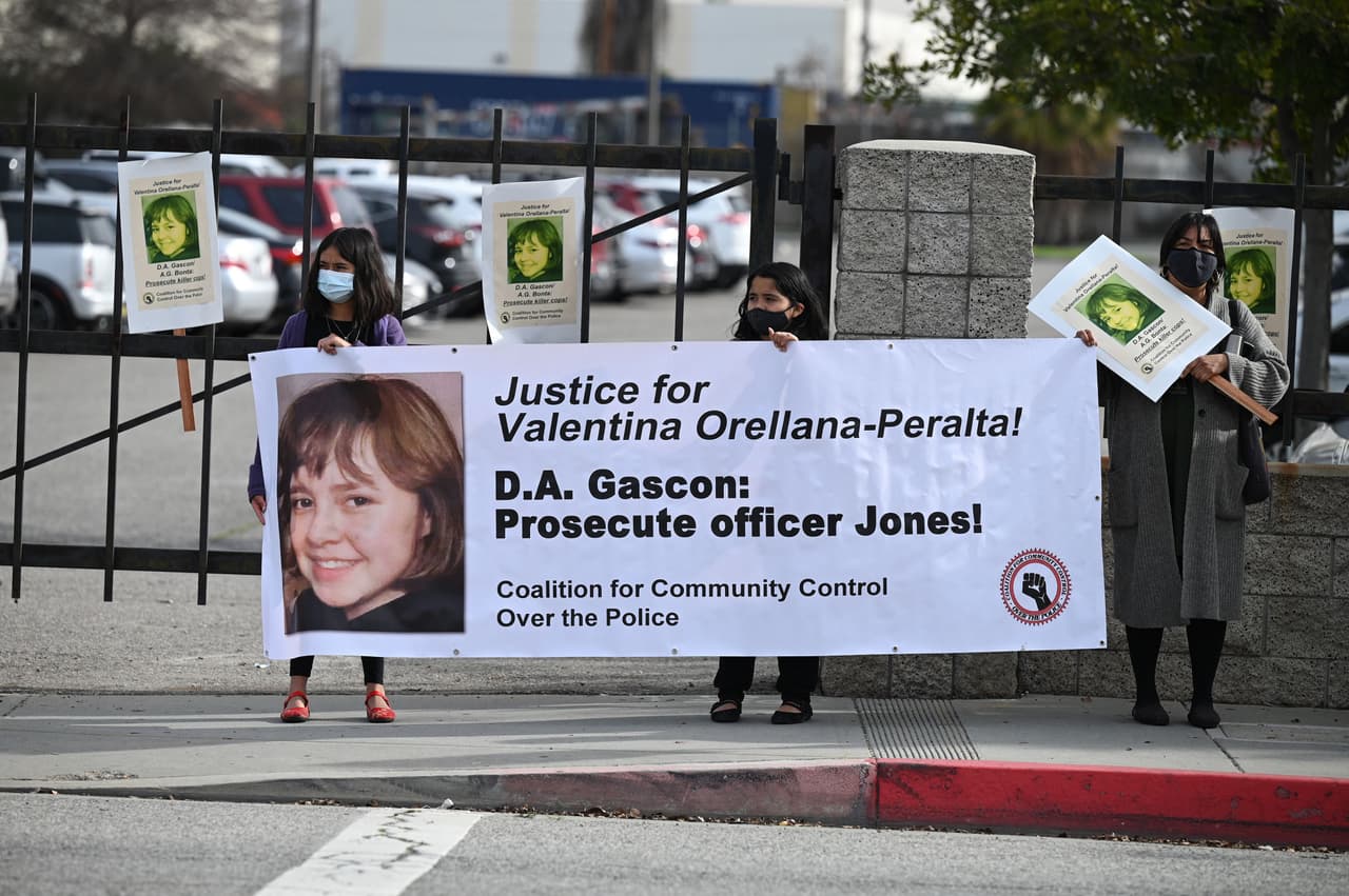 Afuera del funeral, un grupo de activistas protestaron contra esta muerte y demandaron responsabilidad de la policía de Los Angeles en este hecho.