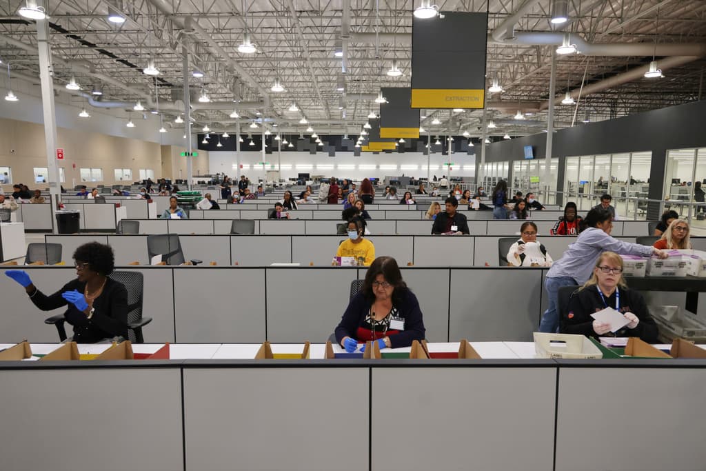 Los resultados preliminares se esperan después de las 8:00 pm en el sitio de la Secretaría de Estado de California.