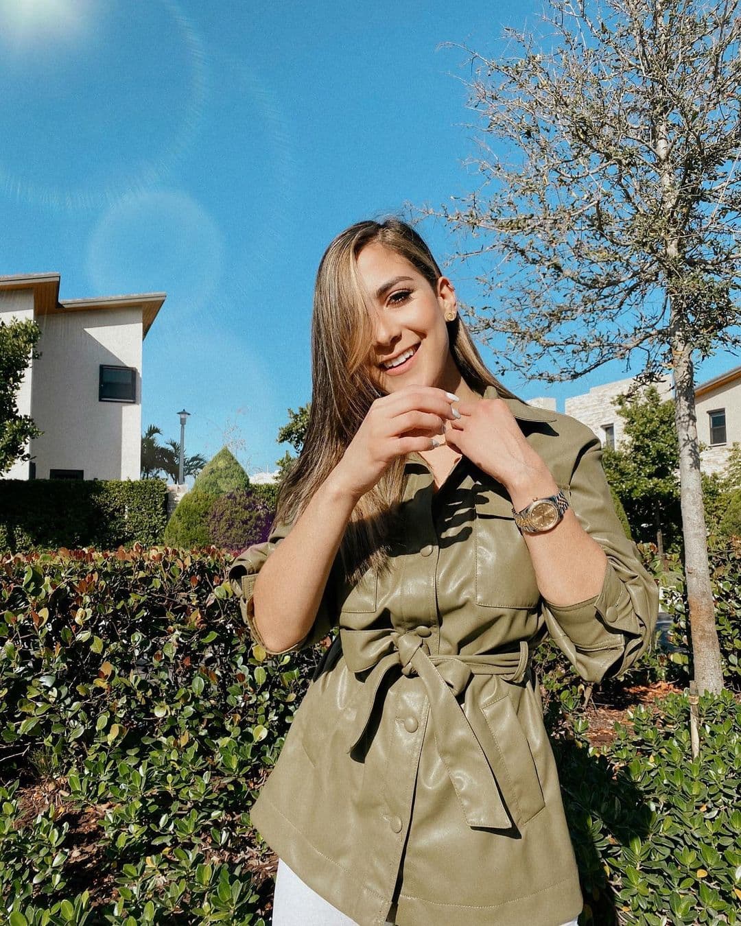 Acá nos muestra su sonrisa bajo el cielo azul de Miami.