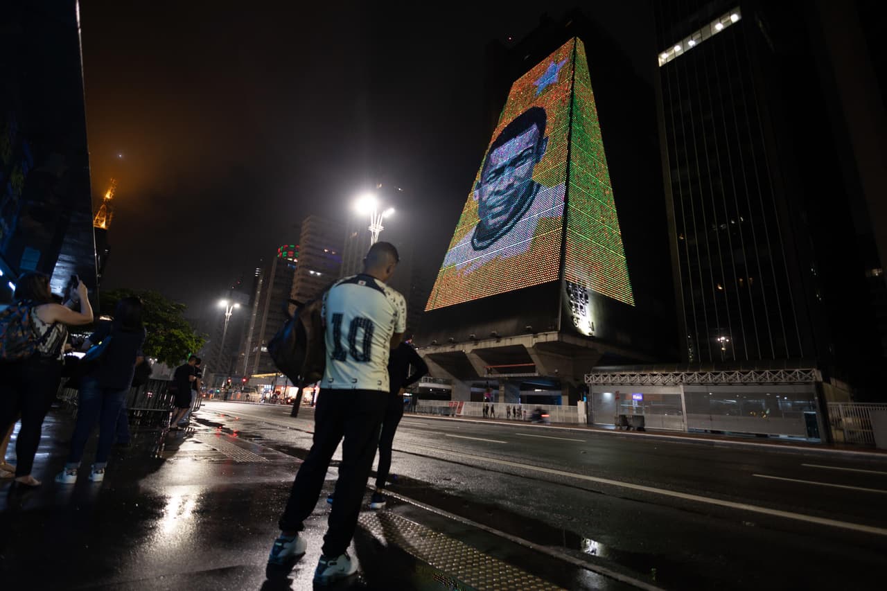 Los homenajes se multiplicaron por todo Brasil. En la fotografía, el de la influyente Federación de las Industrias del Estado de Sao Paulo (Fiesp), que proyectó su imagen en la fachada de su sede de Sao Paulo. El presidente brasileño, Jair Bolsonaro, decretó este jueves tres días de luto en el país por el fallecimiento del astro del fútbol.