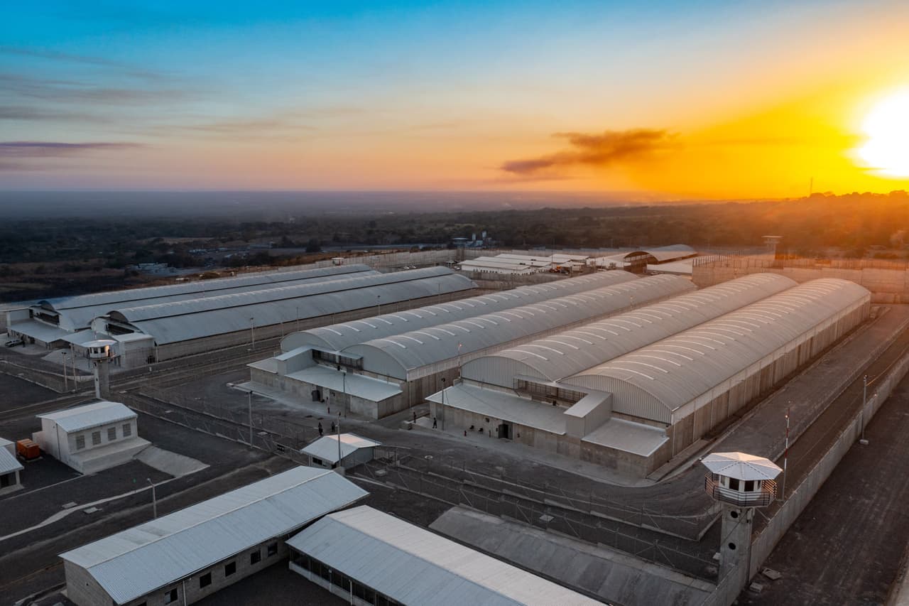 Los masivos arrestos, criticados por organizaciones de derechos humanos, se amparan en un 
<a href="https://www.univision.com/noticias/america-latina/el-salvador-nayib-bukele-estado-de-excepcion-prorroga">régimen de excepción</a> que permite detenciones sin orden judicial. Fue aprobado por el Congreso a instancias de Bukele en respuesta a una escalada homicida que cobró la vida de 87 personas del 25 al 27 de marzo pasado.