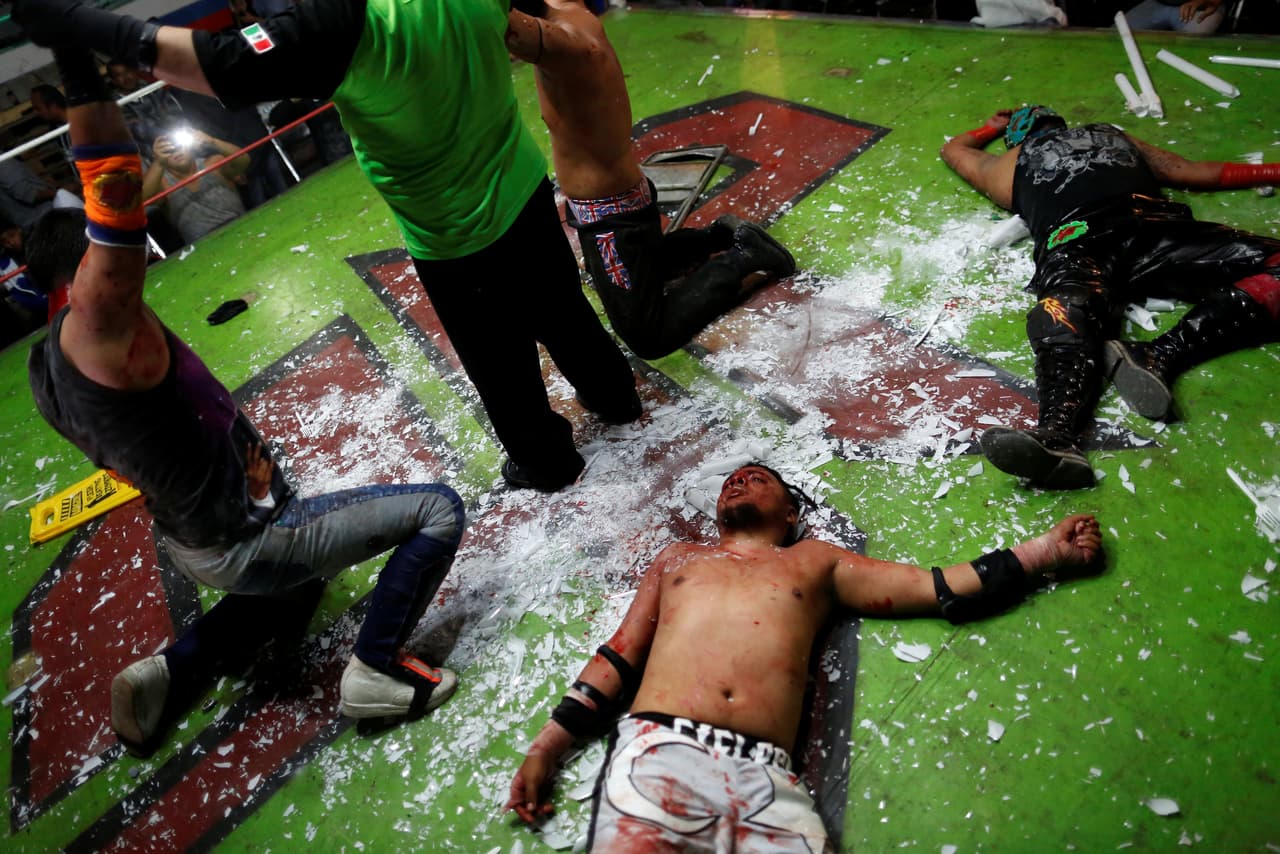 Cíclope tirado en el suelo tras perder una pelea en contra de Los Malkriados en un ring improvisado en un car wash en la zona de Tulacingo Hidalgo. (Foto e información de Carlos Jasso/Reuters)