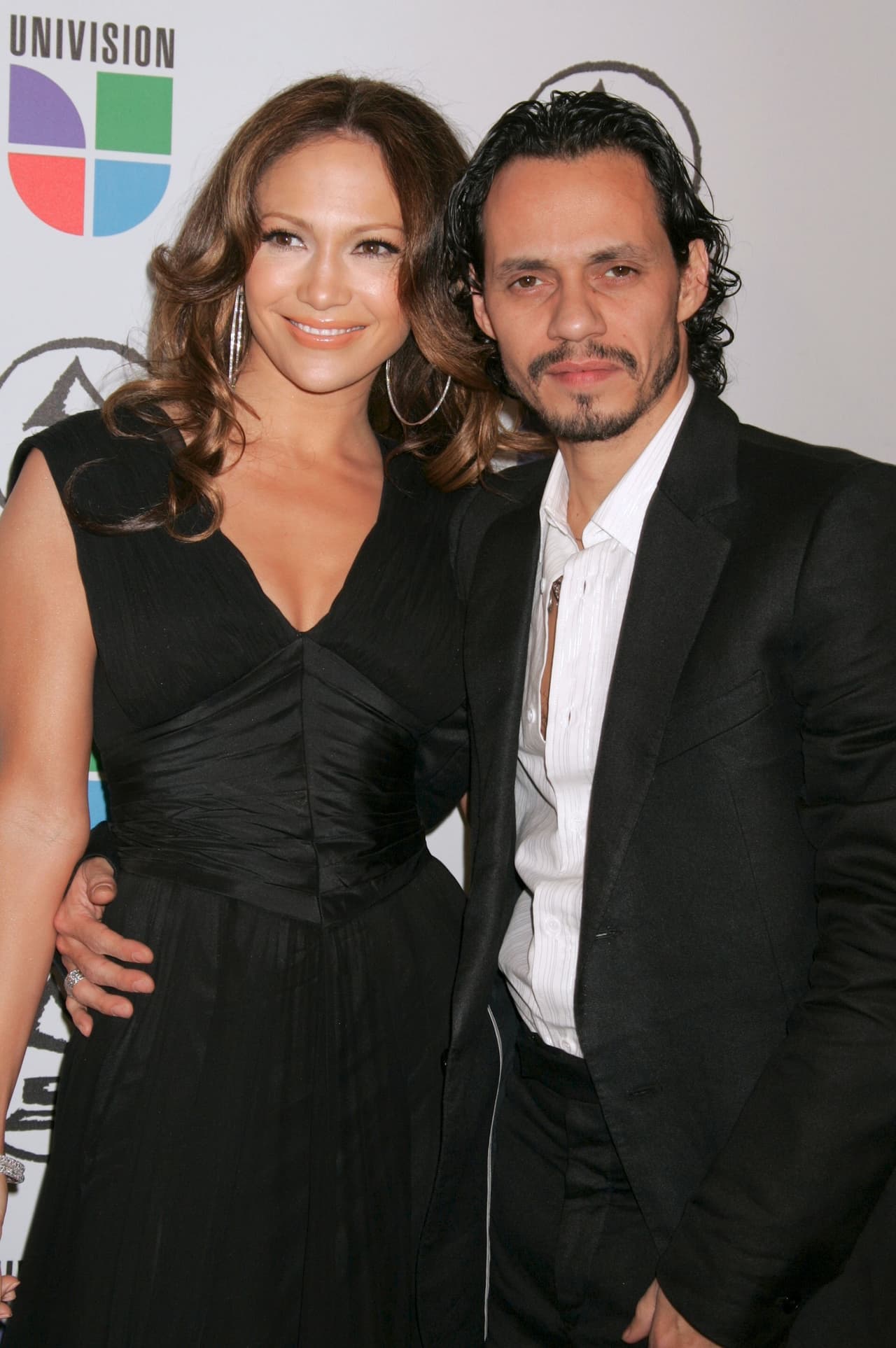 Una de las parejas que más llamaban la atención durante la celebración del Latin GRAMMY era la de Jennifer Lopez y Marc Anthony, quienes estuvieron casados de 2004 a 2014. En la foto, los cantantes posan en la alfombra roja de la entrega del Latin GRAMMY 2006, en el Madison Square Garden de Nueva York.