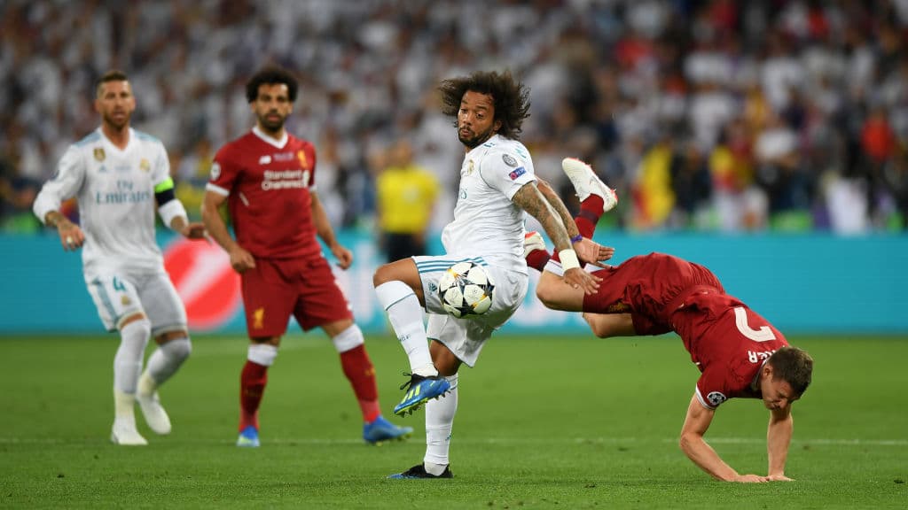 Aunque es reconocido por su vocación ofensiva y su eficacia de mediocampo hacia arriba, el brasileño Marcelo impuso la ley y el orden en la zaga del Madrid, complicando el paso al Liverpool en su zona