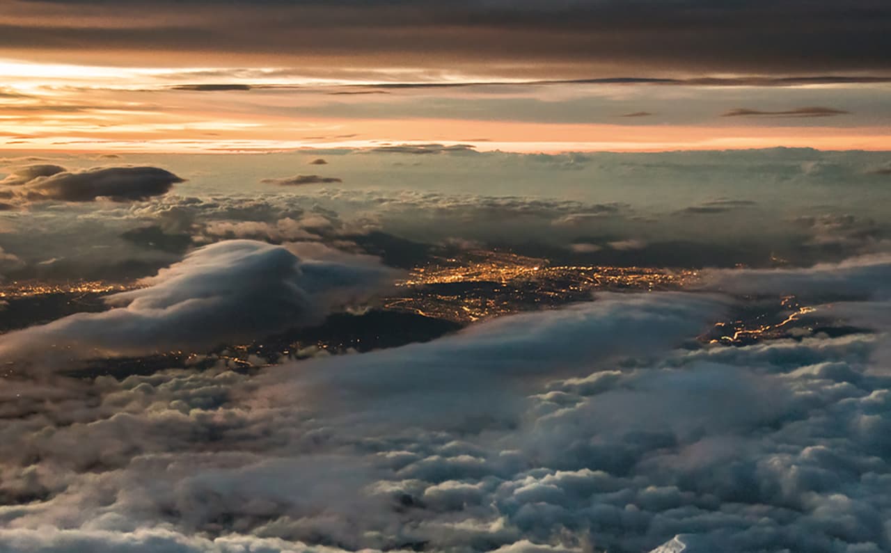 "Commercial airplanes we fly under the tropopause (the transition zone between the troposphere and the stratosphere) and that is the limit of the storms, it is impossible to see them from above from a commercial plane, we always see it from the side", he went on. This image was taken over Guayaquil, Ecuador, in the background the sun is hidden behind Quito and the Antisana volcano can be seen, where the Andes end and the Amazon begins.