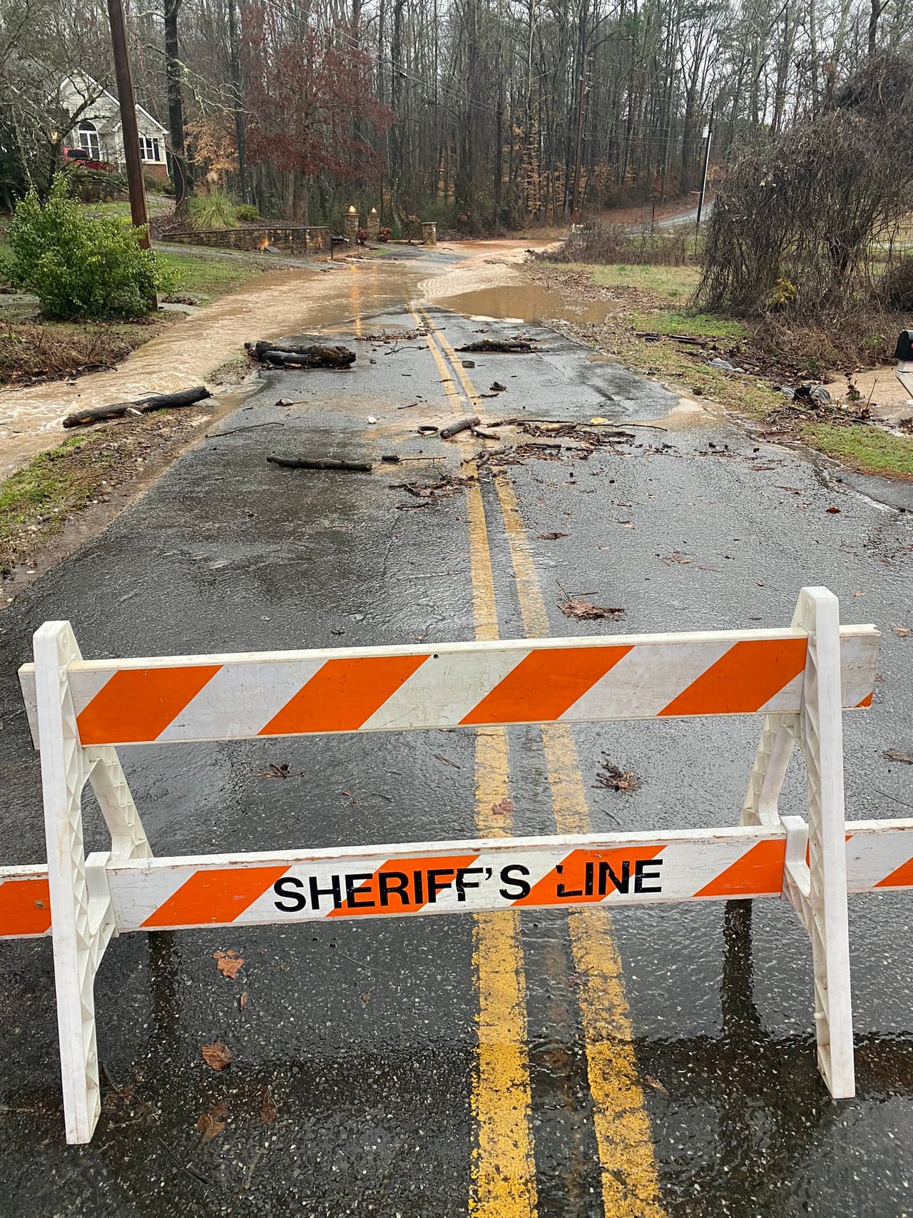 La Oficina del Sheriff también reportó daños sobre Water Tank Road.