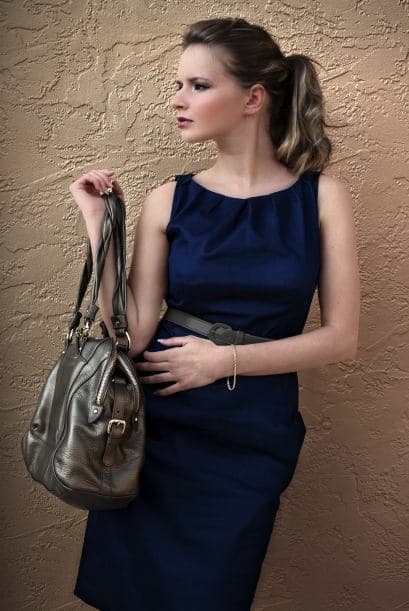 Ante todo, mantente lejos de las imitaciones. Opta por un bolso en colores neutros, que responda a tus necesidades, y úsalo hasta gastarlo.