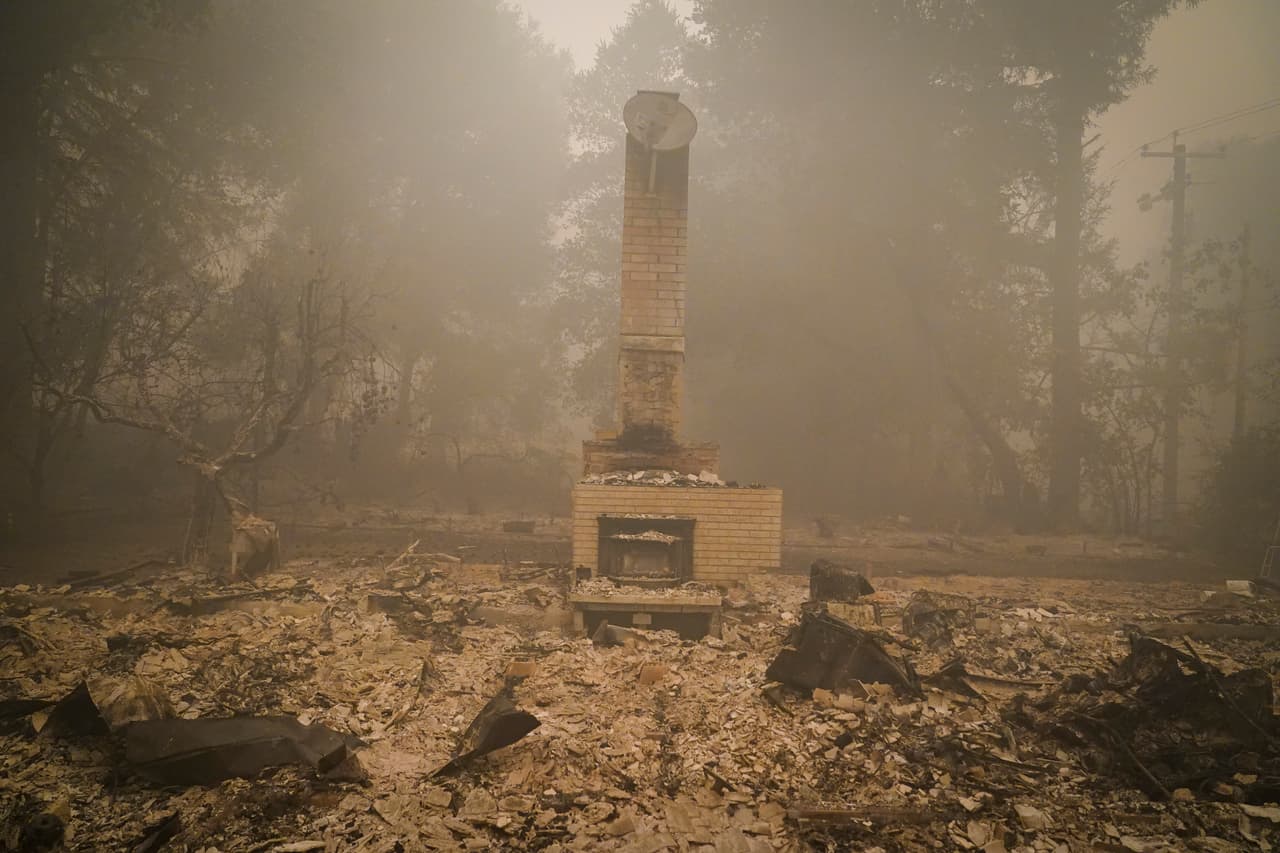 El gobernador Newsom declaró el estado el estado de emergencia en California el pasado 18 de agosto. Para ese momento CALFIRE reportaba que las cifras de incendios y la destrucción en el estado habían superado con creces las cifras de 2019. Para entonces se hablaba de más de 668 incidentes y unas 500,000 acres destruidas.
<br>