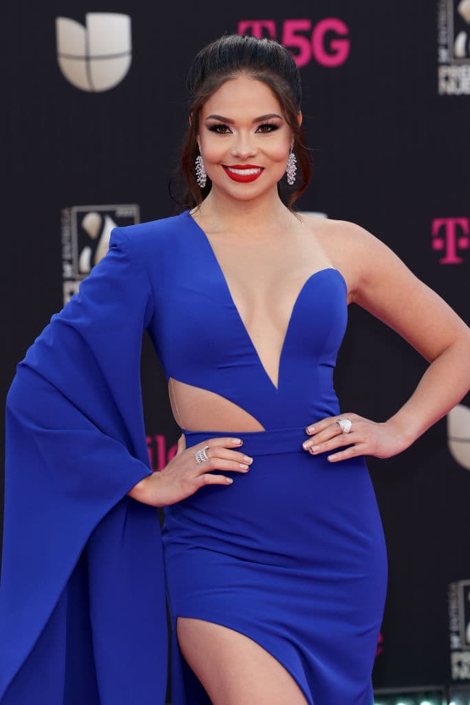 <b>Sirey Morán</b>
<br>Los escotes asimétricos son ideales para las chicas con poco volumen. Esta forma lleva la atención en los hombros y no en el centro.