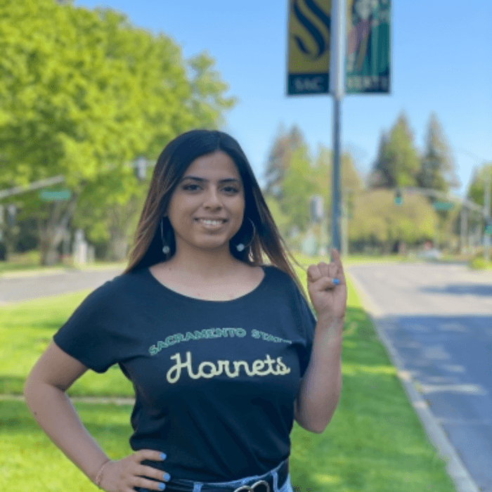 <b>Densie Lupercio</b> — California State University, Sacramento
<br>
<br>"Me gradúo con una licenciatura en estudios liberales".