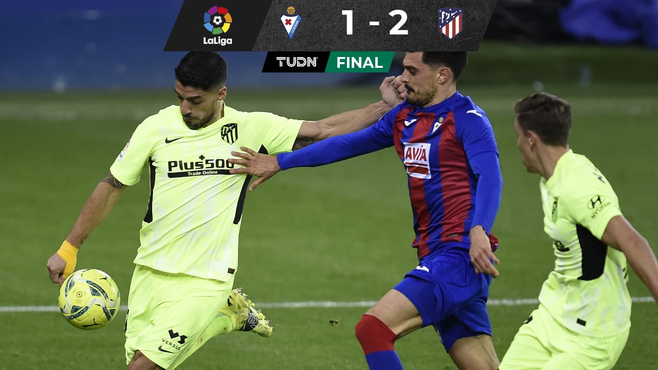 Luis Suárez anota un doblete para sostener al Atlético en la cima