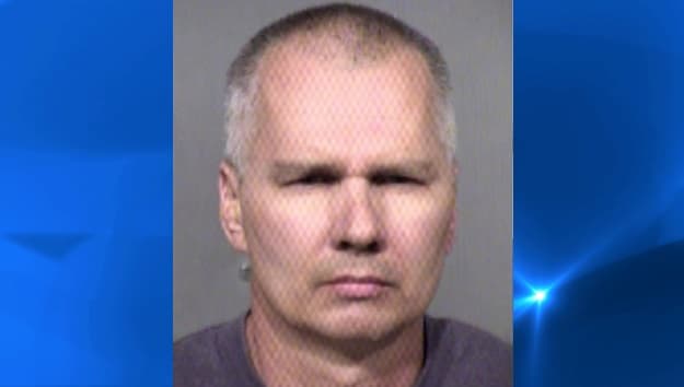 Arrestado por relaciones sexuales con su propio perro