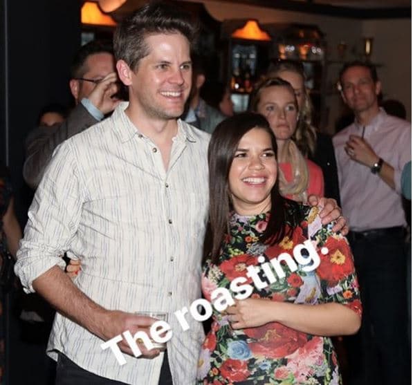 En esta imagen, America y su esposo se ven divertidos y, por el letrero con el que acompañó la imagen, seguramente estaban siendo objeto de alguna burla familiar. La actriz afirmó en su cuenta de Instagram que en su festejo no se habían llevado a cabo juegos de pañales ni nada por el estilo.