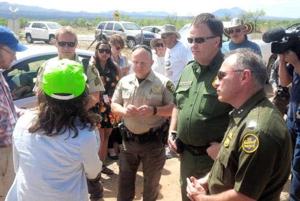 Residentes de la comunidad fronteriza de Arivaca protestaron para exigir el cierre de un retén de la Patrulla Fronteriza que ha estado en esa localidad por ocho años. Según ellos, esto ha incrementado la discriminación, violación de derechos constitucionales, y deterioración económica.