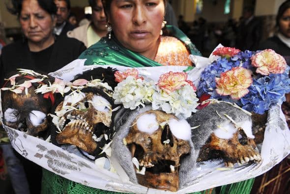 Esta celebración en Bolivia es una fiesta pagana andina que se repite cada noviembre y es condenada por la jerarquía eclesiástica.