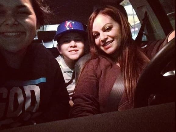 Esta fue la última foto que se tomó junto a Jenni Rivera, el 4 de diciembre de 2012, cuando iban a ver la película de ‘Breaking Dawn’ parte dos. ‘Johnny’ dice extrañar momentos simples como este y que daría lo que fuera por seguir teniendo a su madre a su lado.