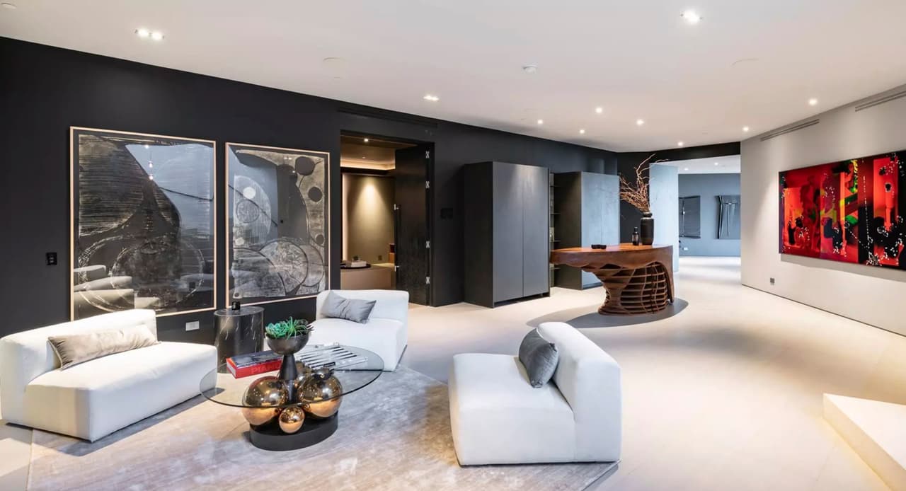 La imágenes muestran que en la decoración predomina el color blanco, que contrasta con algunos muros oscuros.