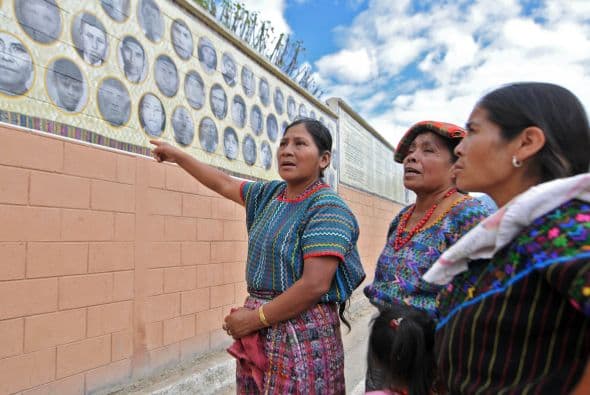 Además se enumeran al menos nueve masacres, entre ellas las cometidas en las comunidades Río Negro, con 400 víctimas, y Plan de Sánchez, con 198 muertos.