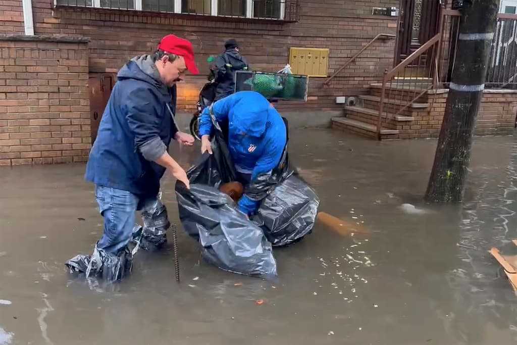 En los aeropuertos del área metropolitana de Nueva York también se reportaron afectaciones. En la 
<b>terminal JFK</b> se reportaron 138 vuelos retrasados y 10 suspendidos.
