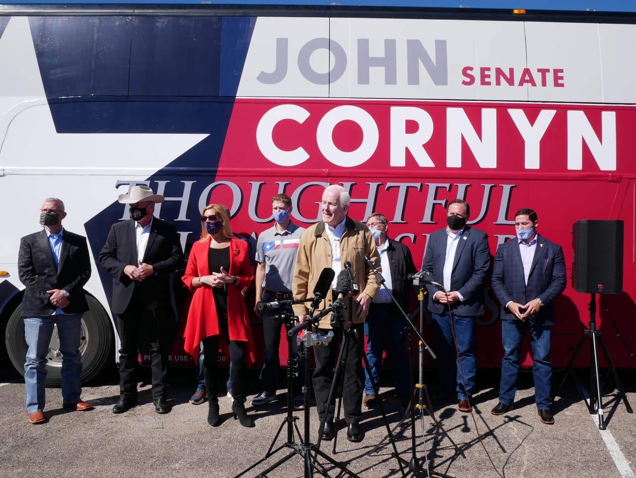 Cornyn hizo un recorrido en su autobús por la arena Panther Island Pavilion, que está ubicada en el 395 Purcey St. 
<br>