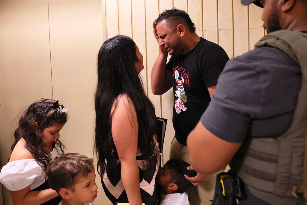 Un individuo es liberado tras un intento de detención por ICE al salir de la corte de inmigración del Jacob K. Javitz Federal Building el 30 de junio de 2025 en Nueva York. UC Berkeley reporta un aumento de arrestos en 38 estados, con un enfoque en quienes asisten a audiencias. (Foto por Michael M. Santiago/Getty Images)
<br>