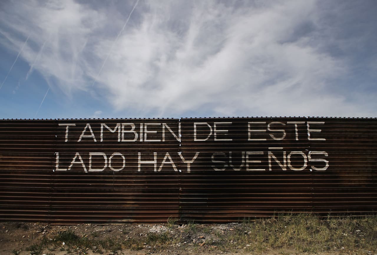 TIJUANA, MEXICO - APRIL 06: Graffitti in Spanish reading 'Also on This Side There Are Dreams' is seen on the Mexican side of the U.S.-Mexico border fence on April 6, 2018 in Tijuana, Mexico. President Trump has issued a decree for the National Guard to guard the 3,200 kilometer border between the United States and Mexico. (Photo by Mario Tama/Getty Images)