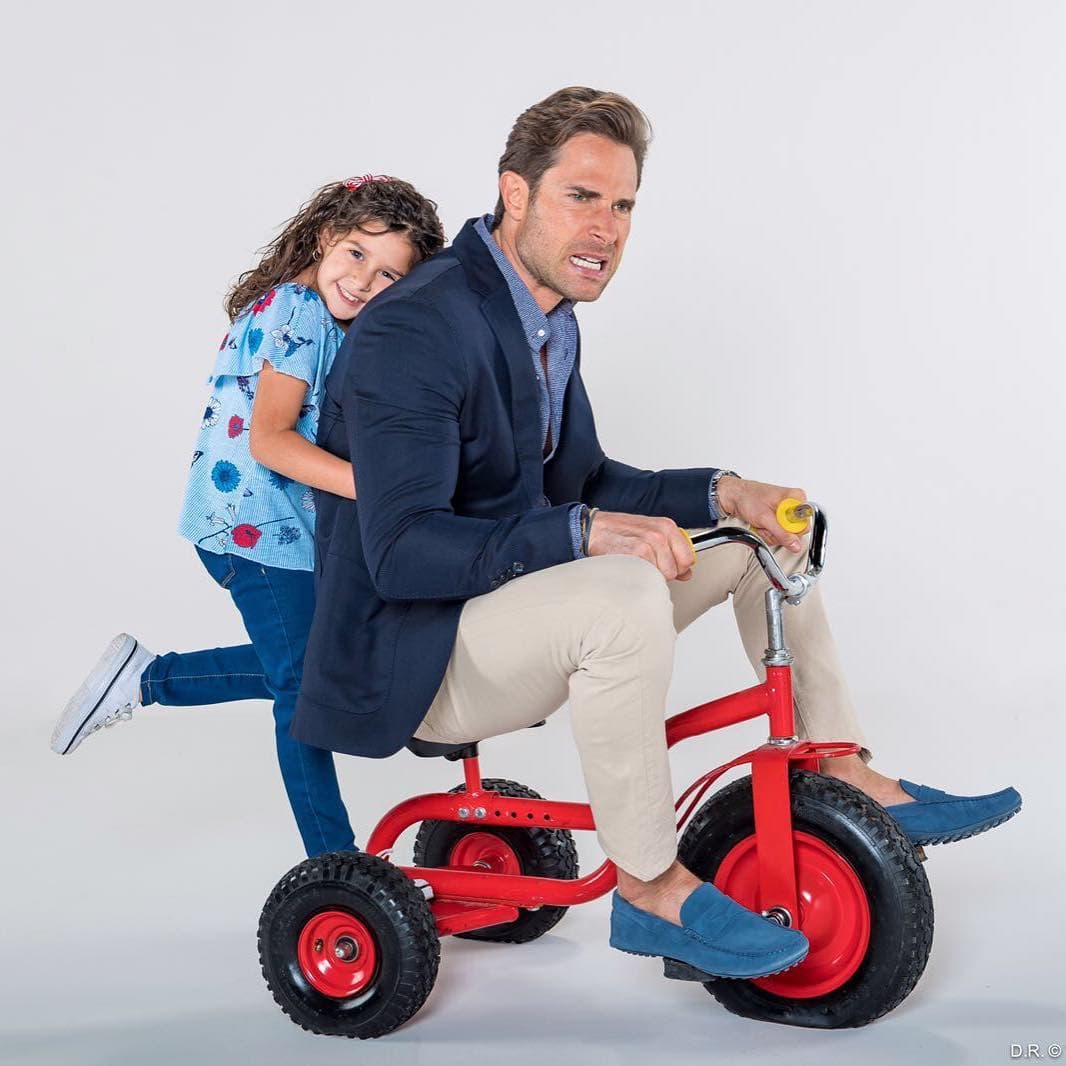 <b>Sebastián Rulli</b> es el apuesto actor que protagoniza la telenovela 'Papá a toda madre', ahí le da vida a un engreído padre soltero, que se enamorará sin querer del personaje de 
<b>Maite Perroni</b>.