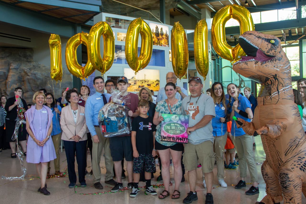 Una familia se convierte en el millonésimo visitante de un museo y recibe una inolvidable sorpresa