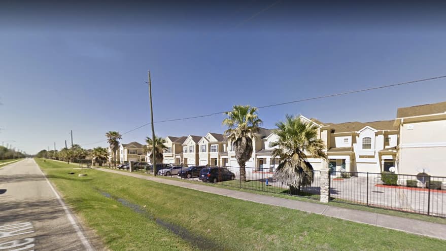 Hallan a dos niños inconscientes dentro de un vehículo en el garaje de su residencia en Pearland