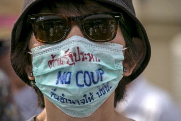 Una manifestante tailandesa lleva una máscara facial contra el golpe militar en una de las protestas en Bangkok , Tailandia.
