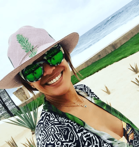 Karla es fanática de los lentes de sol y esta fue la oportunidad perfecta para lucirlos en la playa.