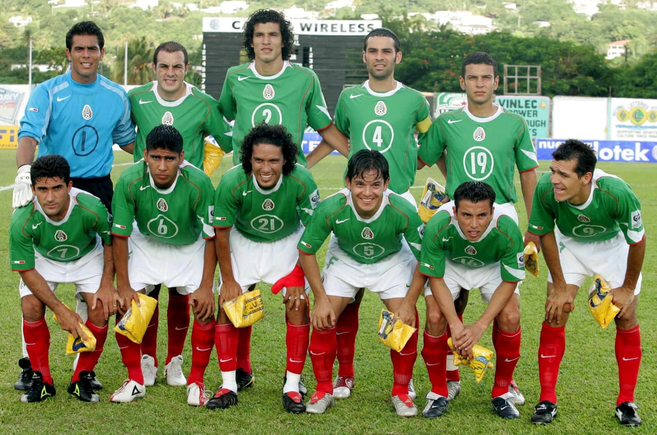 <b>2004.</b> Arriba: Oswaldo Sánchez, Cuauhtémoc Blanco, Francisco Rodríguez, Rafael Márquez, Jaime Lozano. Abajo: Sinha, Carlos Salcido, Jesús Arellano, Israel López, Mario Méndez, Jared Borgetti.