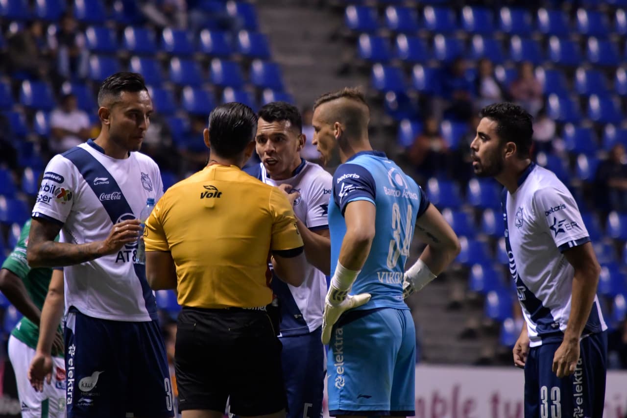 Después de un golpe bajo a Ángel Mena en una acción de lucha libre revisada por el VAR, el defensa Daniel Arreola (centro) se fue expulsado al minuto 45'+1.