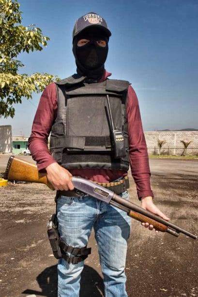 La violencia no da tregua en Michoacán en donde comunidades enteras se han sumado a la lucha. A continuación les presentamos imágenes de los grupos armados de autodefensa en Michoacán conformados por pobladores de la comunidad La Nopalera.