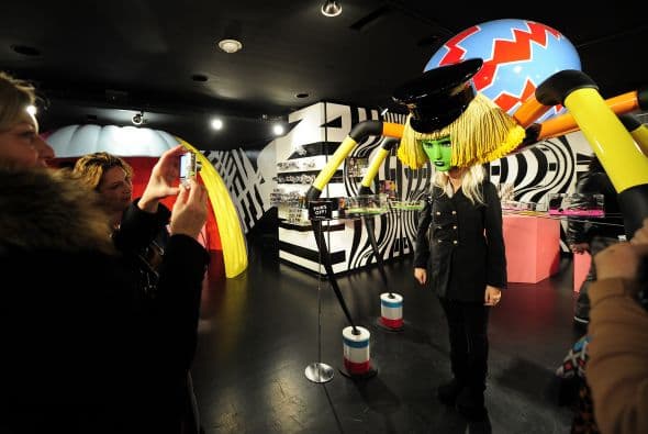 En el local, de colores estridentes, hay una estatua gigante de la estrella de estilo cómic y los fanáticos pueden comprar, en lugar de los tradicionales artículos navideños, una gran vela esculpida "Busto de Gaga" por $395.