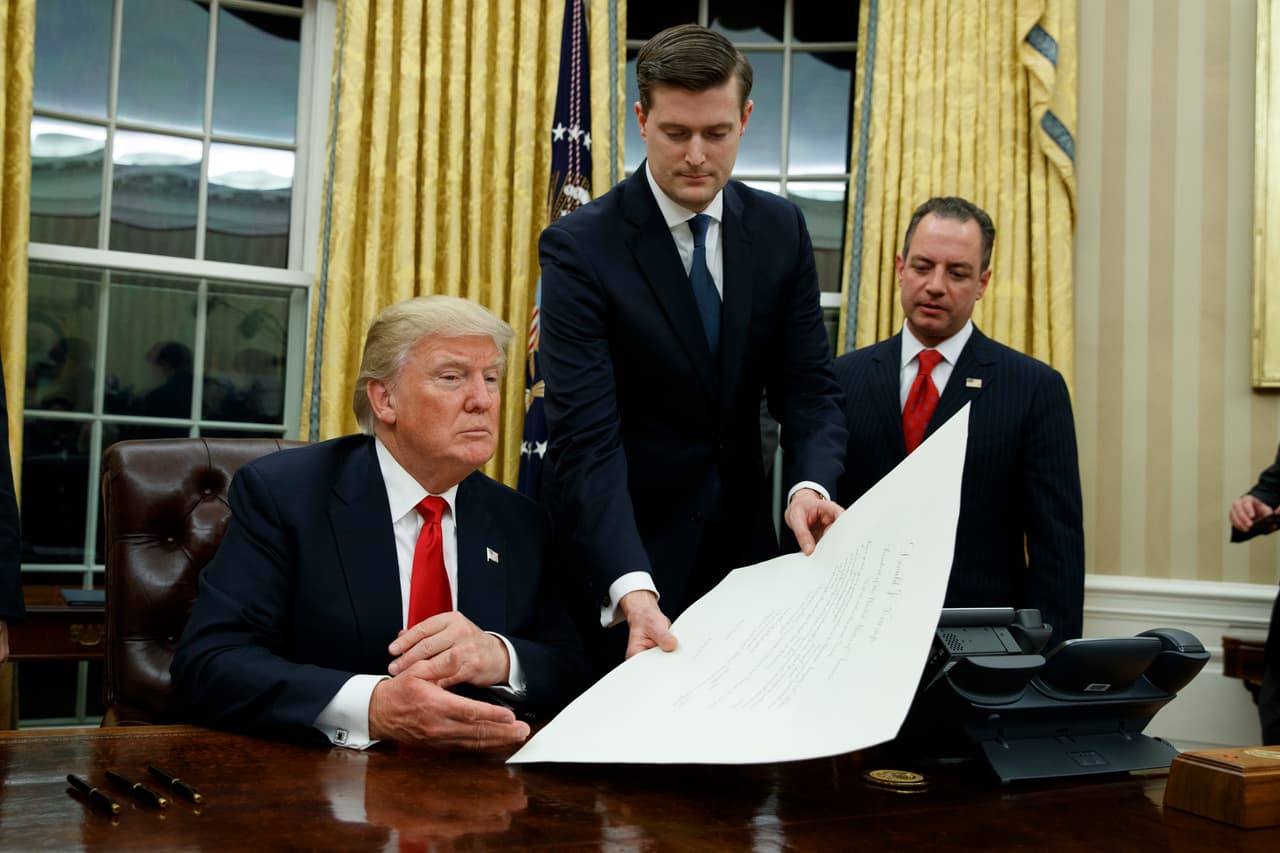 Rob Porter, el exsecretario de gabinete de la Casa Blanca. En febrero de este año estalló un escándalo debido a que dos exmujeres de Porter 
<b><a href="https://www.univision.com/noticias/casa-blanca/exesposa-de-rob-porter-exfuncionario-que-dimitio-por-supuestos-abusos-dice-estar-impresionada-por-comentario-de-trump" target="_blank">lo denunciaron por violencia física y psicológica</a></b>. Como prueba mostraron órdenes de alejamiento y fotos con presuntas golpizas. En el mundillo republicano, Porter siempre había sido elogiado. El jefe de gabinete de la Casa Blanca, John Kelly, lo defendió en un principio, pero días después, 
<b><a href="https://www.univision.com/noticias/politica/como-un-escandalo-de-violencia-domestica-genero-una-crisis-en-la-casa-blanca" target="_blank">la presión obligó a Porter a renunciar</a></b>. Luego de su aparatosa salida, Trump dijo a los periodistas: "Él dijo que es inocente y creo que tienen que recordar eso". "Le deseamos una carrera maravillosa".