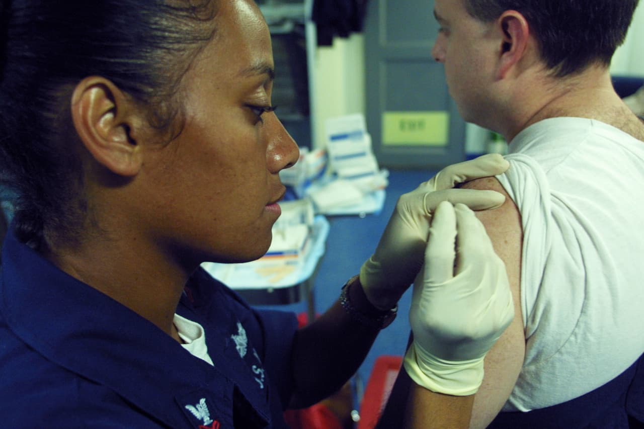 Aunque Estados Unidos nunca ha intentado encarcelar a las personas que se niegan a vacunar, otros países como Francia han adoptado esta medida, dictó Fox.