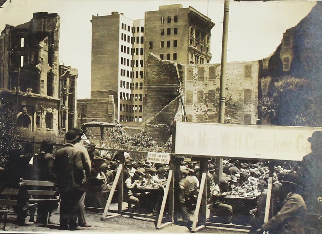 Un comedor "solo para hombres que están trabajando", se lee en el letrero.