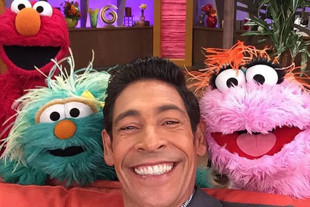 Y su amor al trabajo siempre lo presume en sus redes sociales. ¿Recuerdan cuando convivió con los personajes de Plaza Sésamo?