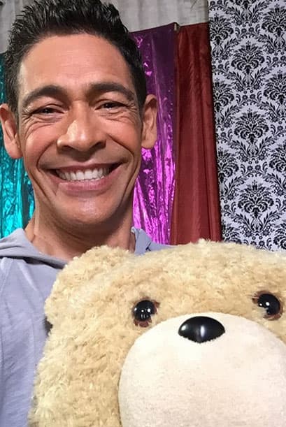 Pero también tuvo sus colaboraciones con otros artistas, por ejemplo, un año después trabajó con la cantante mexicana Tatiana con el tema "Detente".