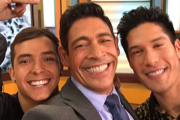 Selfie time! Johnny no pierde la oportunidad de tener la foto del recuerdo con los grandes artistas que se han presentado en Despierta América.