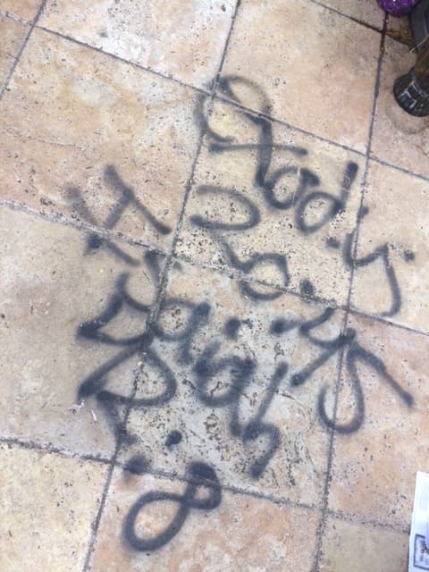 La iglesia católica St. Christopher en West Covina fue víctima de vandalismo el sábado 25 de febrero.