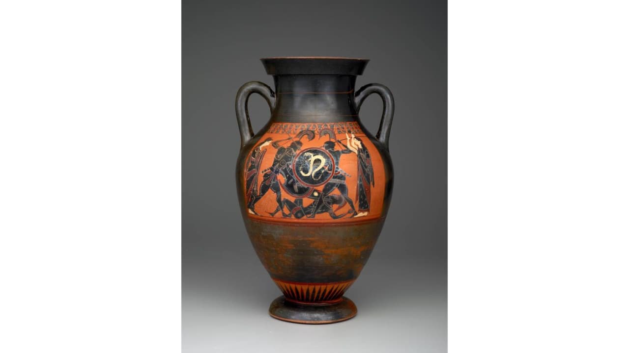 Esta pieza llamada
<b>"Black Figure Panel Amphora"</b> es del siglo 6 de Grecia y fue hallada en un sepulcro romano en Montalto di Castro al norte de Roma en Italia. Está
<b>valorada en millones de dólares </b>y es una de las piezas más costosas que fue dañada por Brian Hernández, de 21 años.