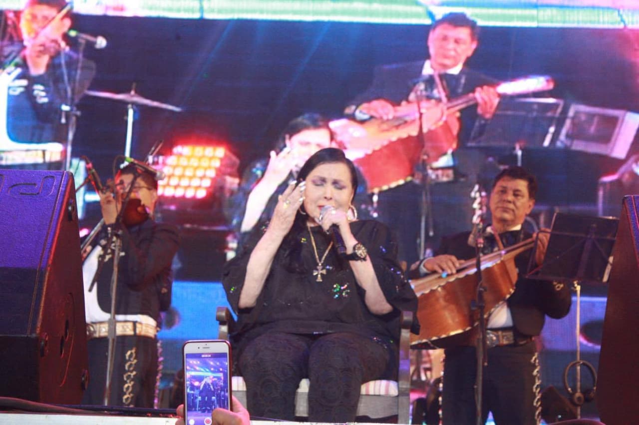 Doña Flor Silvestre, lloró de emoción al volver a cantar en público los temas que tanto le gustaba le interpretará su esposo Antonio Aguilar, en el homenaje que se le hizo al 'Charro de México' al conmemorar diez años de su muerte.
<br>