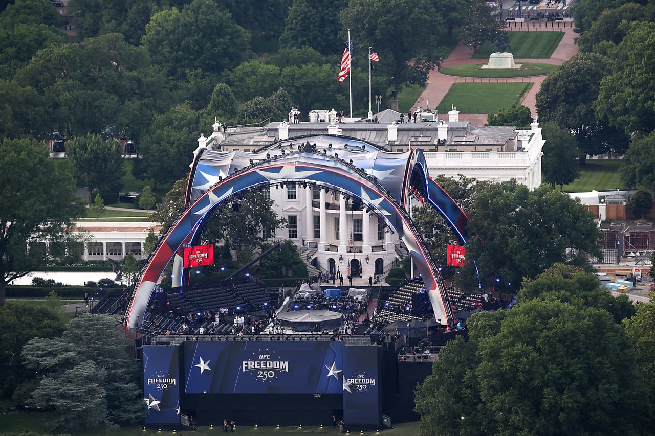 Se puede ver el estadio en el jardín sur de la Casa Blanca desde el Monumento a Washington, antes del combate UFC Freedom 250.