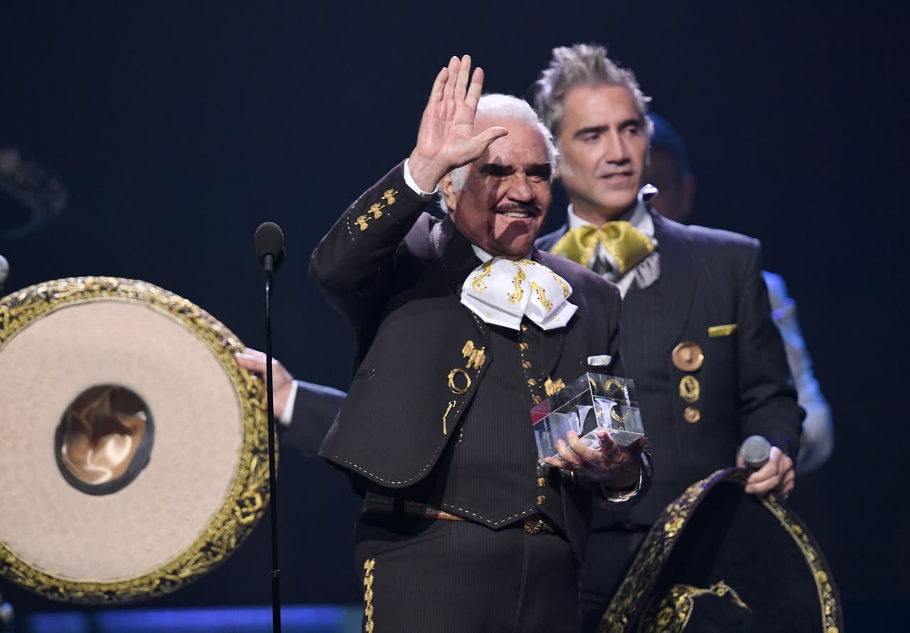 El público comenzó a clamar por "otra, otra", pero don Vicente Fernández agarró el micrófono y los calmó: "Saben perfectamente bien que en estos eventos tenemos el tiempo bien medido.
<b> Me faltaron como 50 canciones</b>, pero ni modo, se las debo", dijo entre risas, agradeciendo el reconocimiento especial que le entregó La Academia Latina de la Grabación.