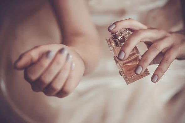 ‘Do’: ¡no derroches tu perfume francés! Al aplicarte fragancias de buena calidad, con pequeñas cantidades basta.