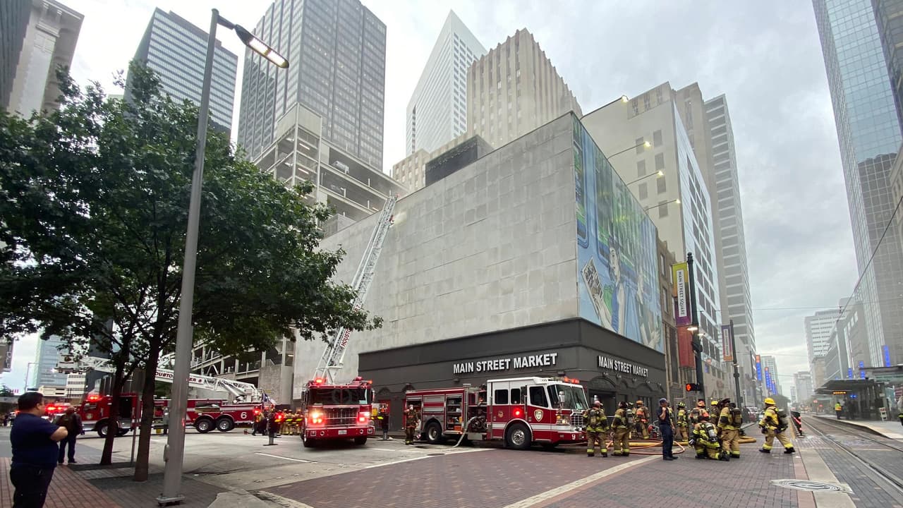 Bomberos combaten un incendio en un edificio del centro de Houston